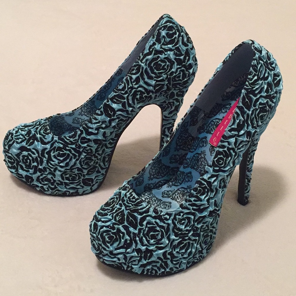 Blue floral satin heels size 6 NIB